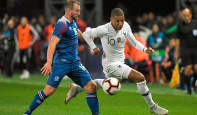 Kylian Mbappe, delantero francés, compite por la pelota con el mediocampista de Islandia Runar Mar Sigurjonsson