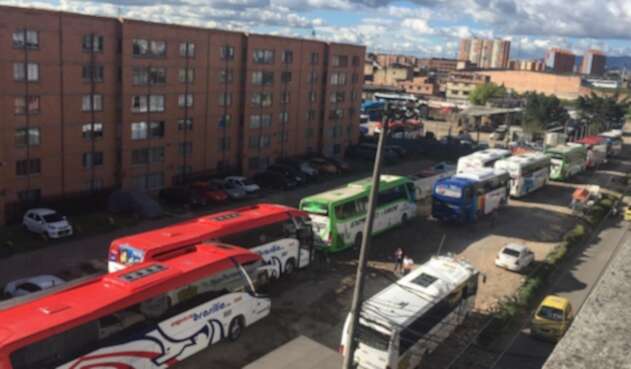 Buses parquean sobre Av Carrera 80 en Kennedy