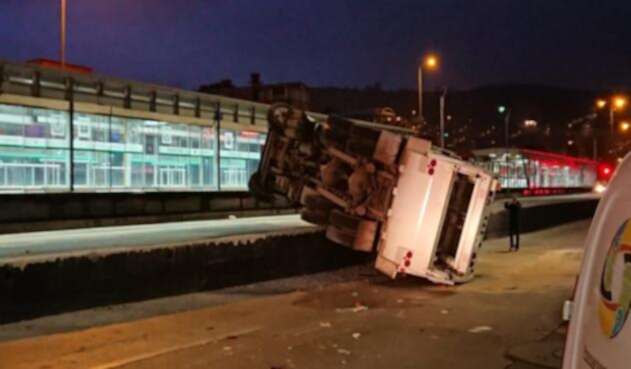 Camión de basura quedó en medio del carril mixto y de Transmilenio