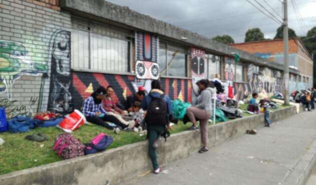 Venezolanos desalojados en inmediaciones de la Terminal de Trasportes de Bogotá.