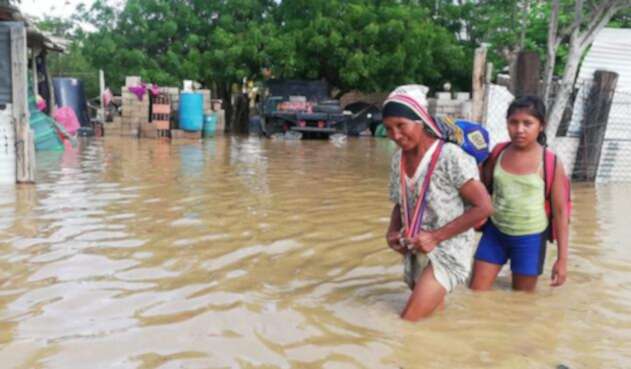 Habitantes de Uribia en La Guajira están bajo el agua.