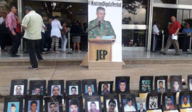 Plantón en Medellín para exigir verdad al general Mario Montoya.