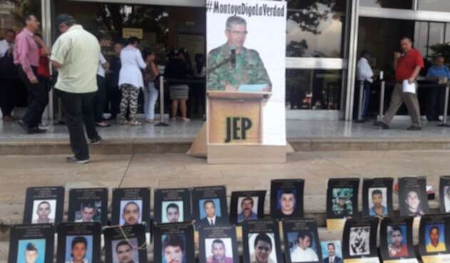 Plantón en Medellín para exigir verdad al general Mario Montoya.