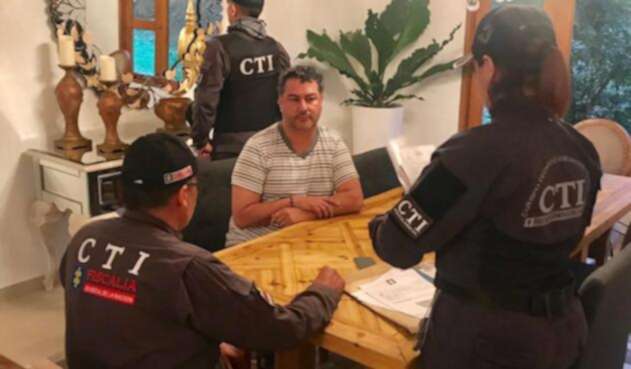 Momento en el que el alcalde de Barbosa, Antioquia es capturado.