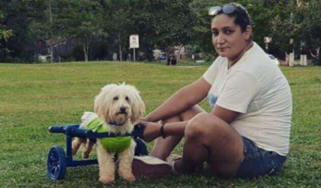 Jazmín Arévalos junto a uno de sus perros Jazmín Arévalos junto a uno de sus perros