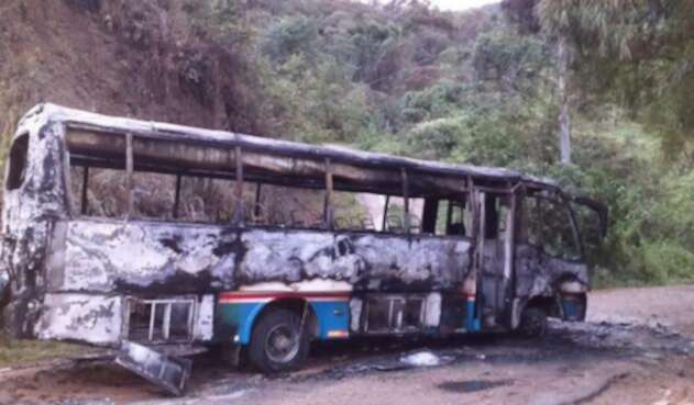 Bus incinerado en jurisdicción de Pandi, Cundinamarca