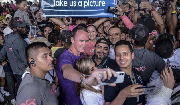 Chris Froome se toma fotos con sus fans en Guatapé, Colombia