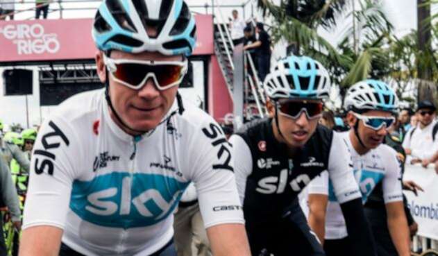 Chris Froome escoltado por su compañero de equipo, el colombiano Egan Bernal