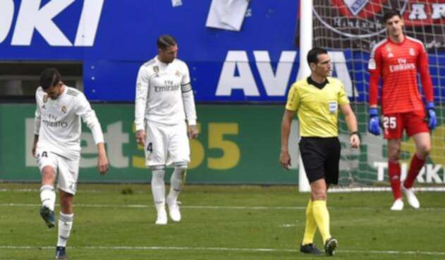 Jugadores del Real Madrid se lamentan tras la goleada sufrida con el Eibar Jugadores del Real Madrid se lamentan tras la goleada sufrida con el Eibar