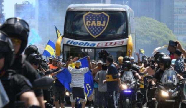 Bus de Boca Juniors en las inmediaciones al estadio Monumental de River Bus de Boca Juniors en las inmediaciones al estadio Monumental de River