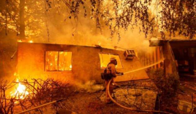 Bomberos en los trabajos de control de los incendios en California