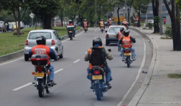 Motociclistas en vías.
