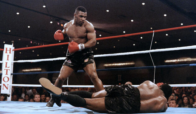 4. Mike Tyson. Nació el 30 de junio de 1966 en Brownsville, Nueva York (EE.UU.). Se retiró el 11 de junio de 2005. Tiene un récord de 50 victorias (44 nocauts), seis derrotas – dos combates nulos. Realizó nueve defensas.