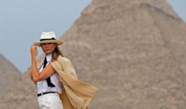 Melania visita las famosas pirámides de Guiza en Egipto.