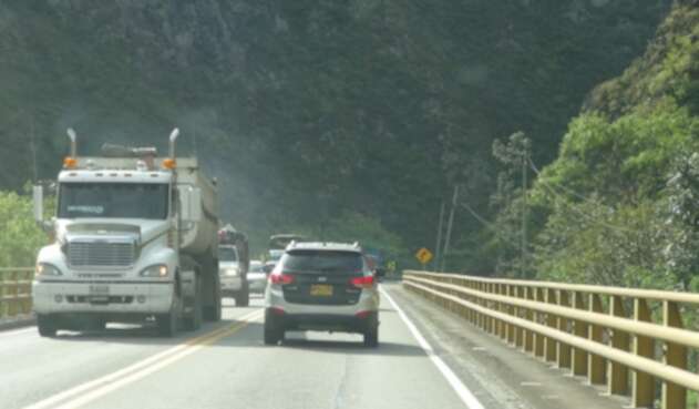 Transito de vehículos vía al Llano
