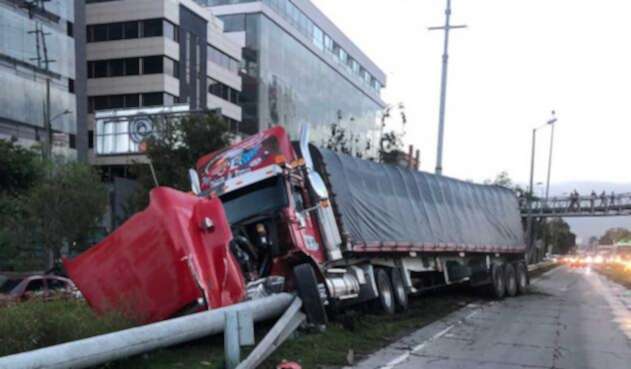 Accidente de tractomula en autopista norte Accidente de tractomula en autopista norte