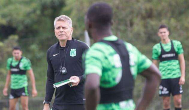 Paulo César Autuori dirige un entrenamiento de Atlético Nacional Paulo César Autuori dirige un entrenamiento de Atlético Nacional