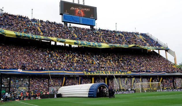 Hinchas de Boca en el Estadio La Bombonera, en Buenos Aires (Argentina)