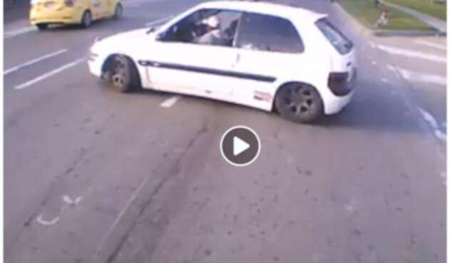 Carro fantasma arrolló una moto y quedó registrado en video mientras huía