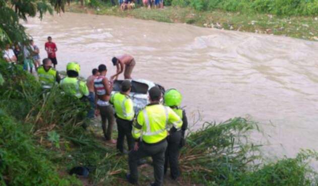 Madre e hija se encuentran desaparecidas tras ser arrastradas por fuerte arroyo en Soledad