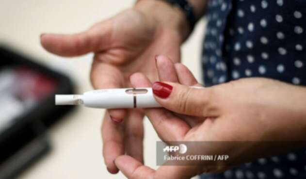 La Agencia federal que supervisa alimentos y medicinas alertó que el consumo de cigarrillos electrónicos entre los estudiantes de secundaria estadounidenses aumentó 78% entre 2017 y 2018.