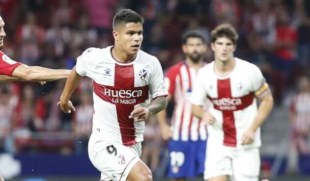 Juan Camilo el 'Cucho' Hernández en un partido del Huesca ante el Atlético de Madrid