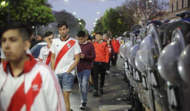 Desmanes en el Monumental final Boca River Luego de la suspensión de la final entre Boca y River se presentaron enfrentamientos a las afueras del estadio Monumental.