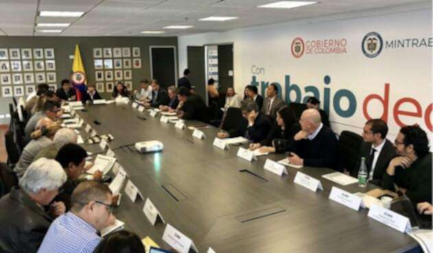Mesa de conversaciones en el Ministerio de Trabajo.