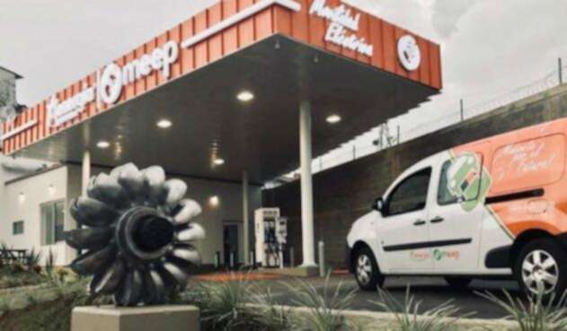 La electrolinera instalada en Pereira cuenta con unos panales solares que sirven también a la estación.