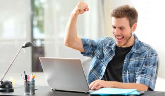 Profesionales buscan empleo en plataformas como Linkedin