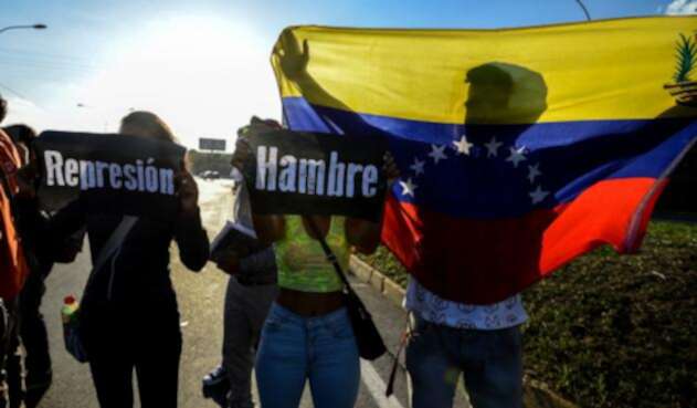 Venezolanos Continua la migración masiva de miles de venezolanos hacia Colombia, Perú y Ecuador.