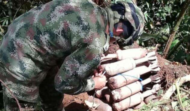 Militares destruyendo los artefactos explosivos. Militares destruyendo los artefactos explosivos.