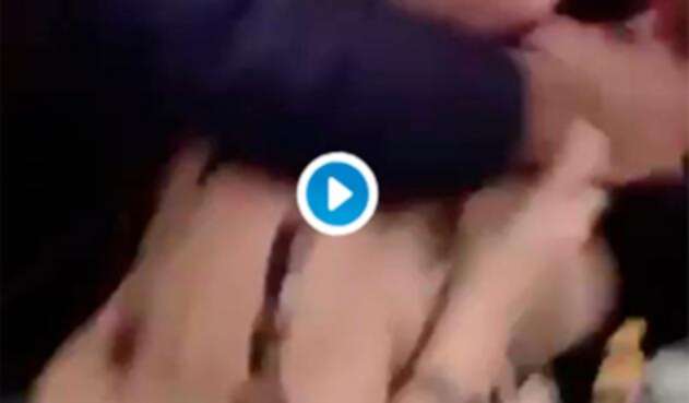Momento en que las mujeres de Femen son agredidas