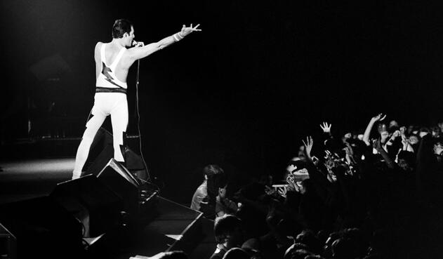 Freddie Mercury en el escenario. 3. Freddie Mercury tiene uno de los homenajes más curiosos de la historia. Un asteroide lleva su nombre. En 2016, cuando el cantante hubiese cumplido 70 años, la Unión Astronómica Internacional cambió el nombre del asteroide "17473" por "Freddiemercury 17473". La solicitud de cambio del nombre del asteroide la hizo Brian May, el guitarrista de Queen, quien además de ser músico es astrofísico.