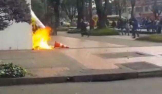Ataque a policía en marchas de estudiantes Ataque a policía en marchas de estudiantes