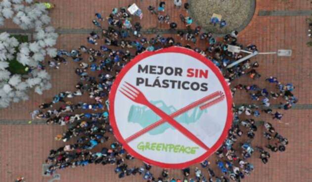 Desde las nueve de la mañana de este domingo, cientos de personas se reunieron en Bogotá para alertar sobre la contaminación plástica que vive Colombia, una iniciativa liderada por Greenpeace.