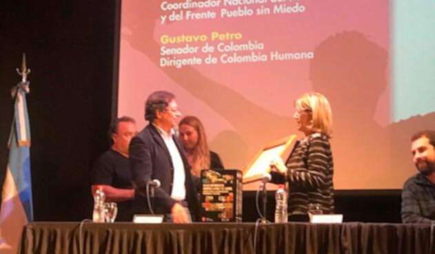 El senador Gustavo Petro recibiendo el título de profesor honorario de la Universidad Nacional de Lanús, en Argentina