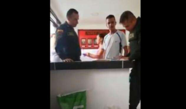 Hombre agrede a policía