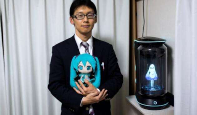 Hombre se casa con un holograma