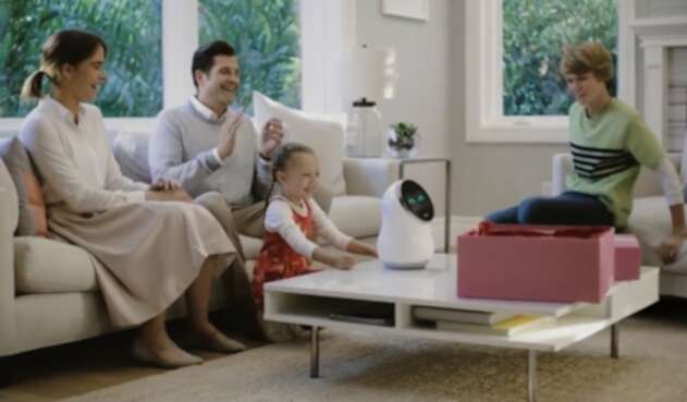Una familia prueba un robot inteligente en su hogar
