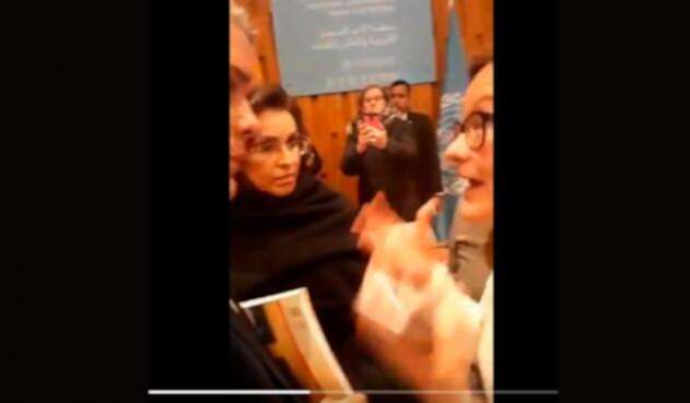 El presidente Iván Duque debatiendo con la estudiante en París