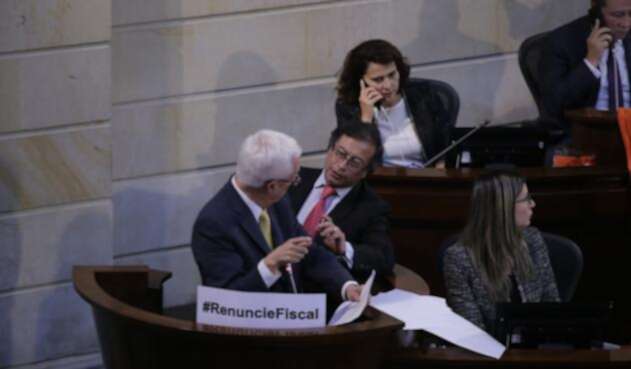 Los senadores Jorge Robledo y Gustavo Petro durante el debate a Néstor Humberto Martínez en el Congreso de la República