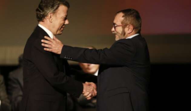 Juan Manuel Santos y Rodrigo Londoño, alias 'Timochenko', el 24 de noviembre de 2016
