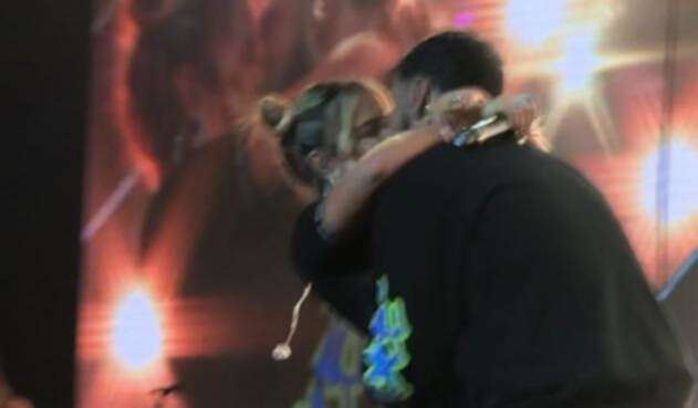 Karol G y Anuel AA ya no ocultan su romance Karol G y Anuel AA se besan