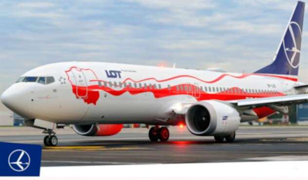 Un avión de la aerolínea de bandera polaca LOT