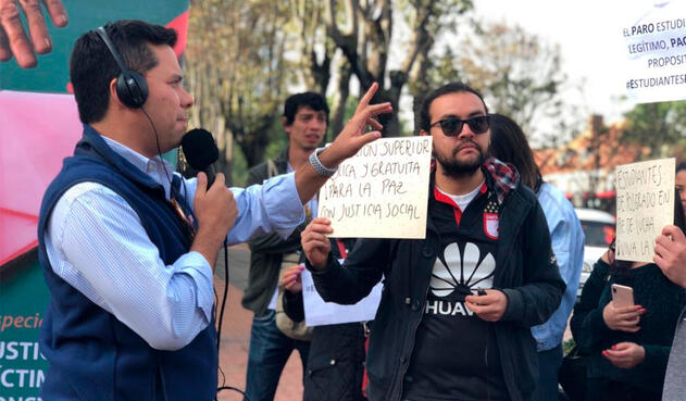 Luis Carlos Vélez con los estudiantes que protestaron frente a RCN Radio, en Bogotá