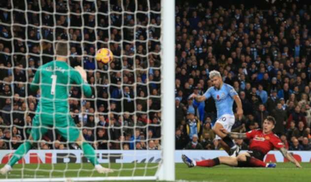 Sergio Agüero, en acción ante Manchester United en el Etihad Stadium