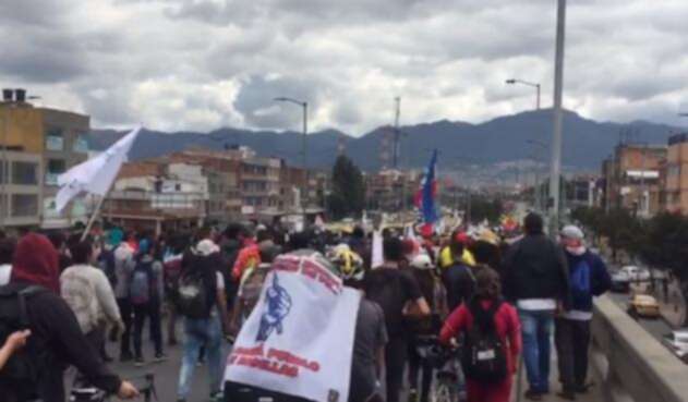 Marchas de estudiantes y trabajadores por la avenida NQS Marchas de estudiantes y trabajadores por la avenida NQS