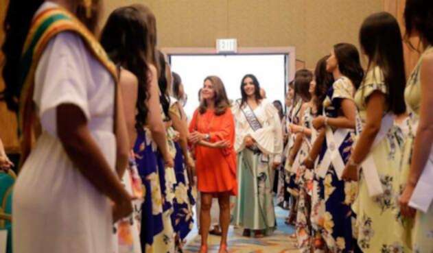 Marta Lucía Ramírez con candidatas al reinado Nacional de la Belleza / Colprensa Marta Lucía Ramírez lanza consejo a candidatas al reinado Nacional de la Belleza