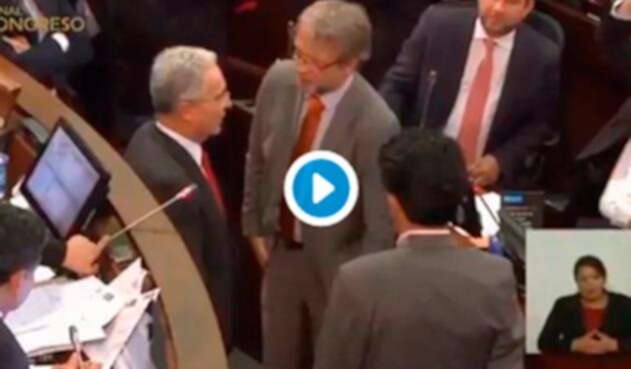 Los senadores Álvaro Uribe, Antanas Mockus y Alberto Castilla en el ejercicio de confianza hecho en el Congreso de la República, en Bogotá